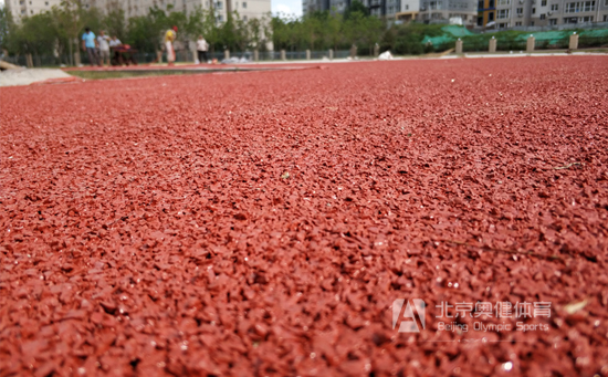 透氣型塑膠跑道施工工藝說明